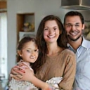 Portret uśmiechniętej rodziny z dziećmi